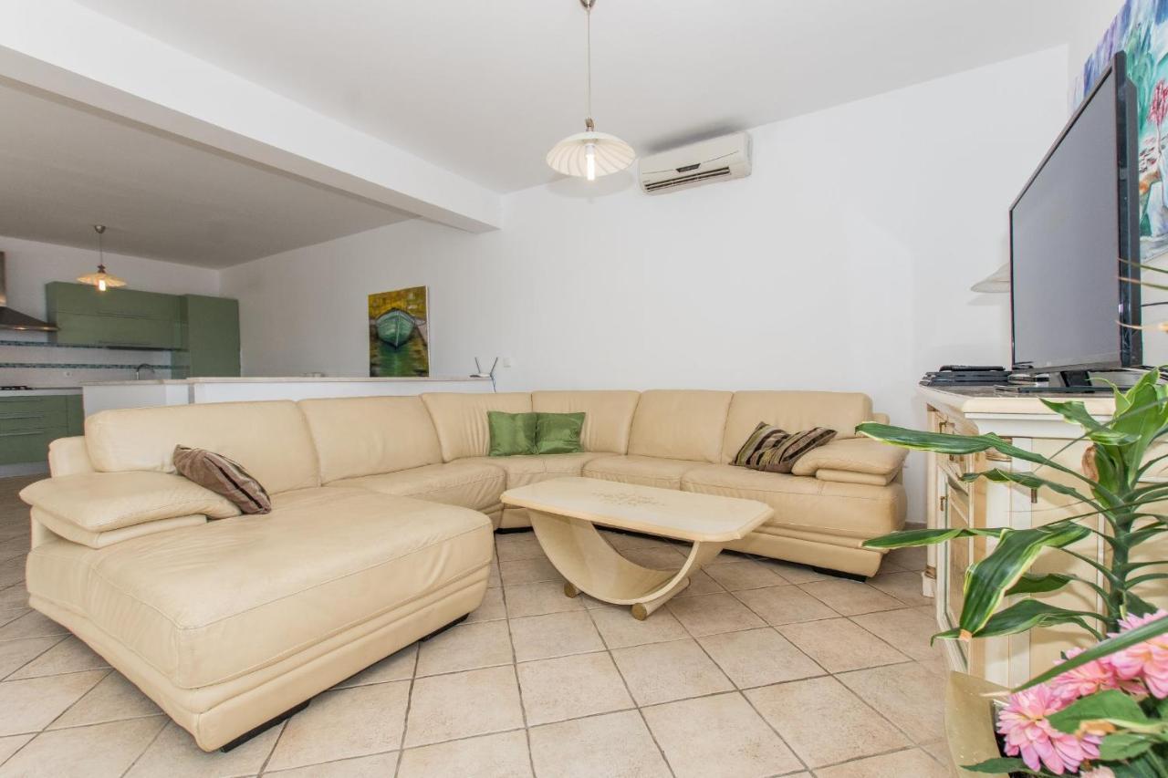 Ozzi With 9 Bedrooms & Private Pool Villa *