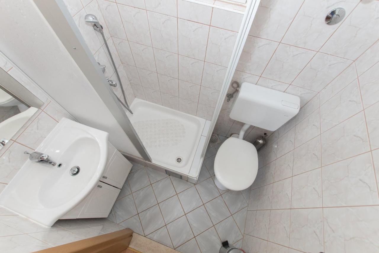 Ozzi With 9 Bedrooms & Private Pool Makarska