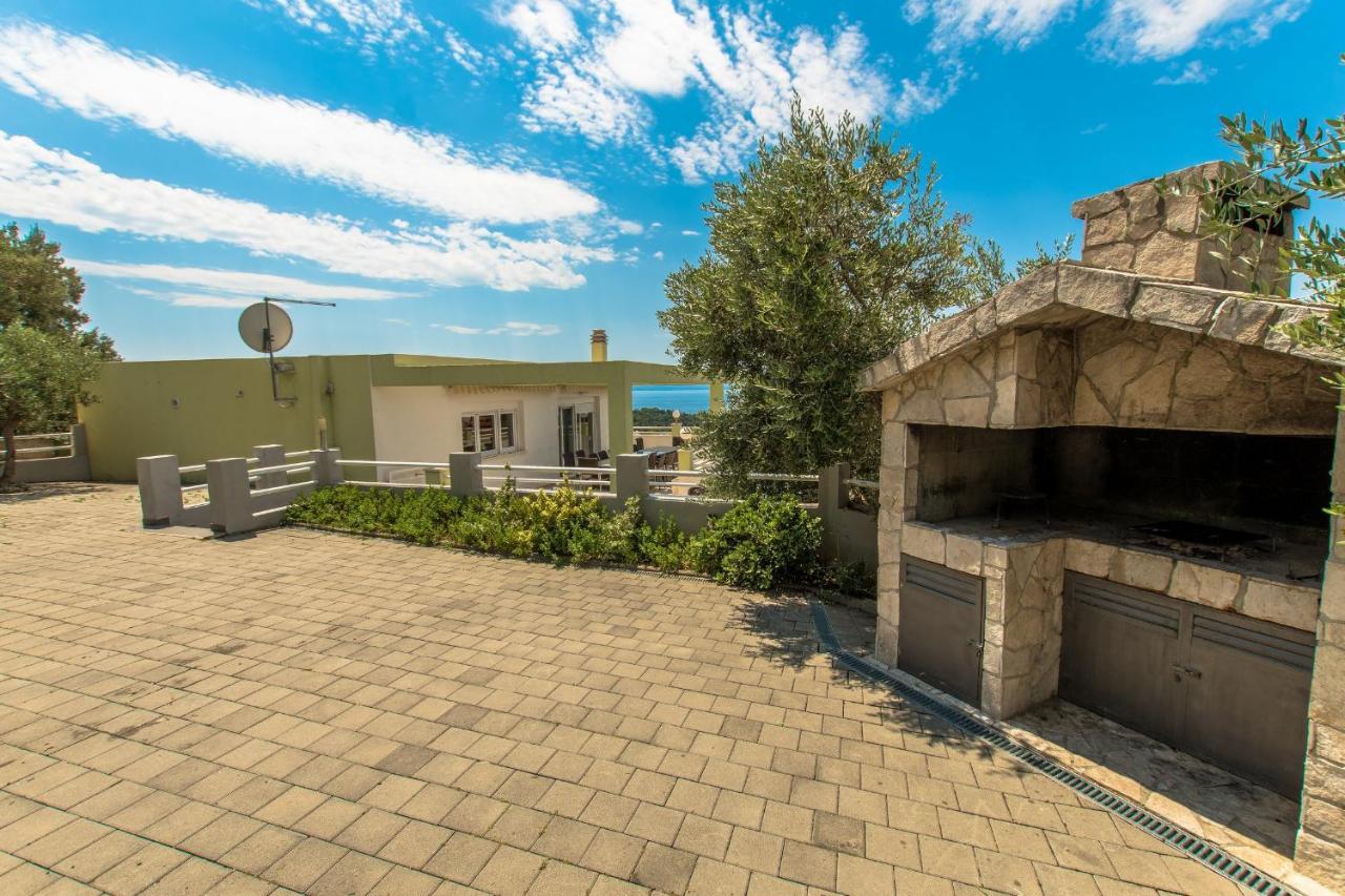 Ozzi With 9 Bedrooms & Private Pool * Makarska
