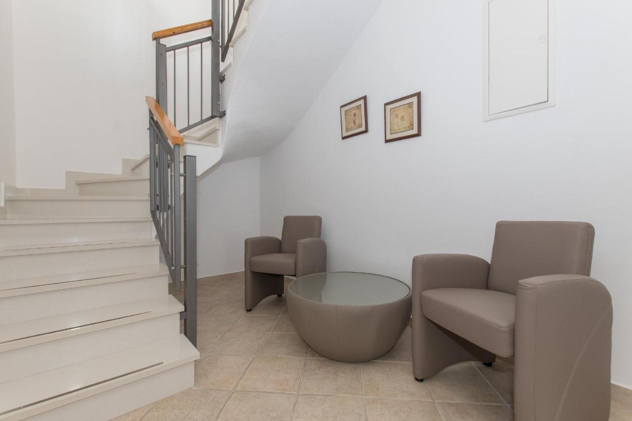 Villa Ozzi With 9 Bedrooms & Private Pool *